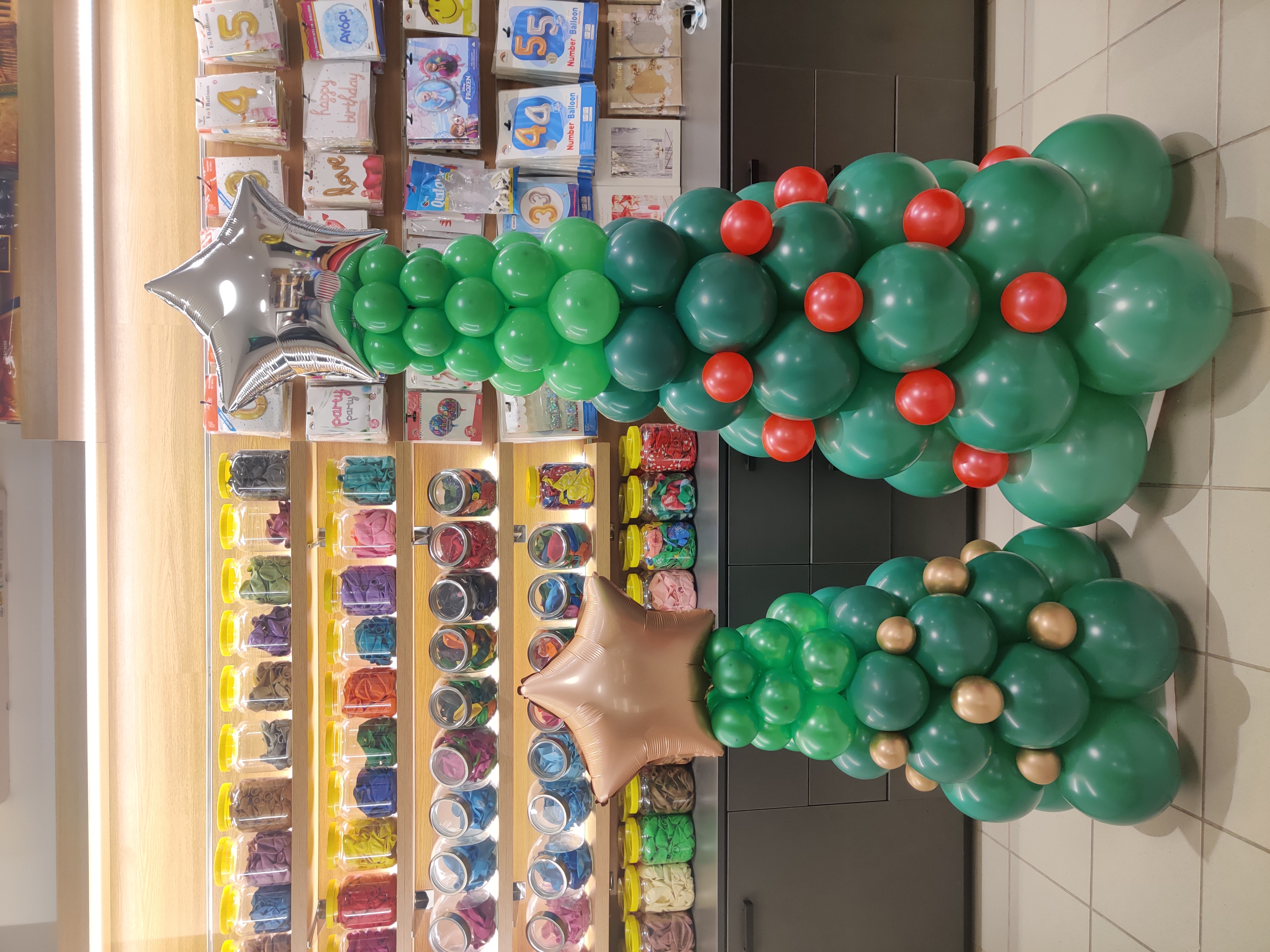 Χριστουγεννιάτικα δέντρα με μπαλόνια