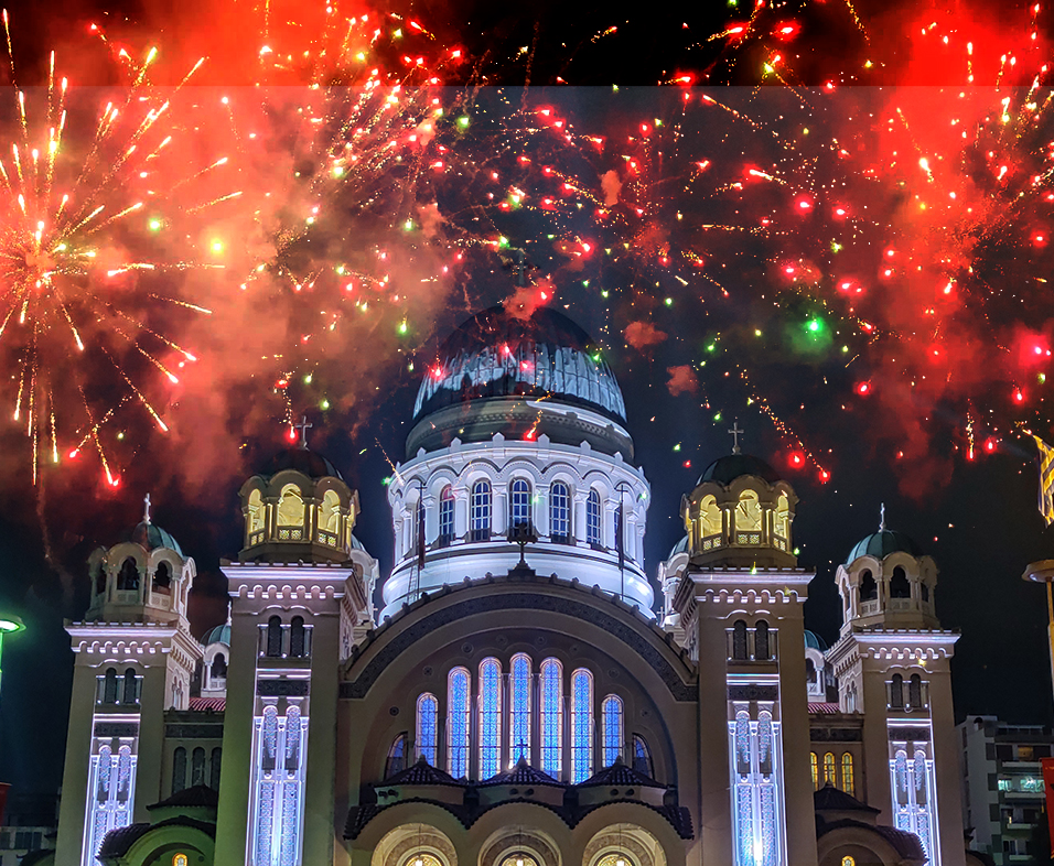 Αφή του Χριστουγεννιάτικου Δέντρου στον Άγιο Ανδρέα – Πάτρα: Πυροτεχνήματα και Γιορτινή Ατμόσφαιρα