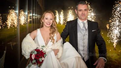 Είσοδος σε γάμο με σιντριβάνια στο διάδρομο