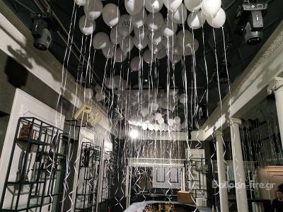 Μπαλόνια τυπωμένα με ήλιον στην οροφή καταστήματος