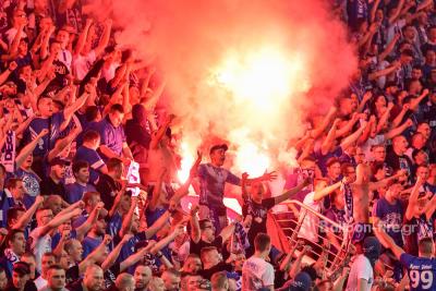 Καπνογόνα και βεγγαλικά στο γήπεδο