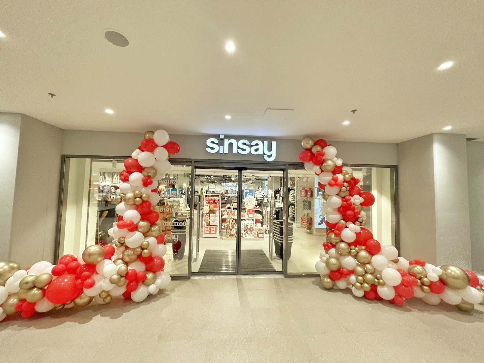 Sinsay Πάτρα Μπαλόνια στολισμός στα εγκαίνια 