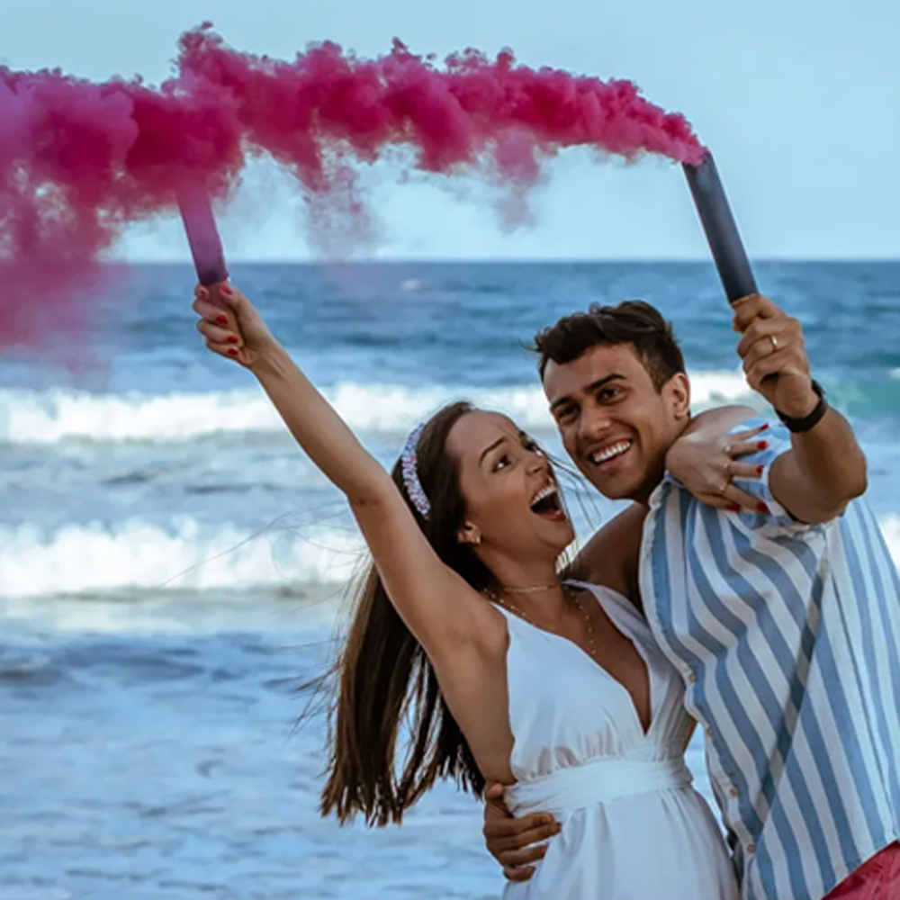 Αποκάλυψη φύλου με καπνογόνα σε ροζ και μπλε χρώμα