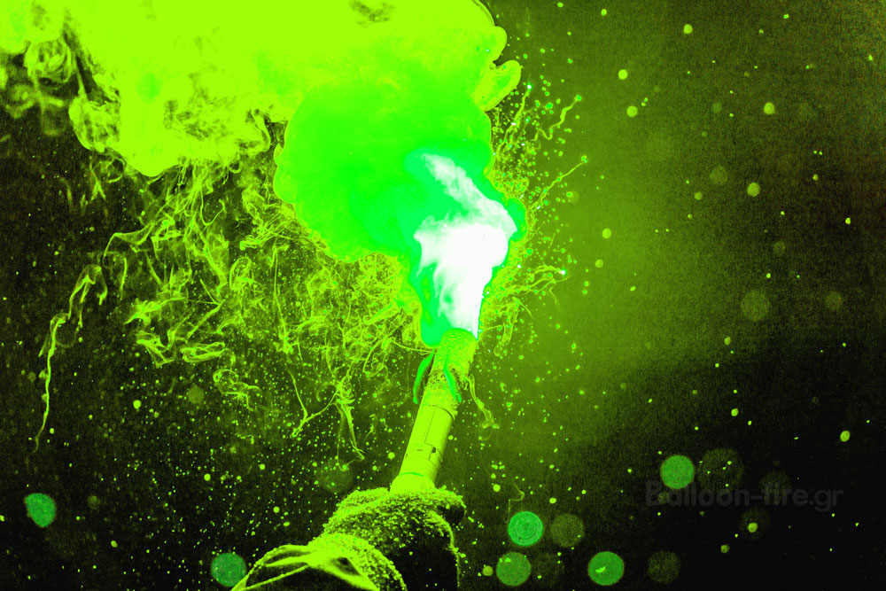 Πράσινα καπνογόνα στο γήπεδο κατά τη διάρκεια πανηγυρισμού