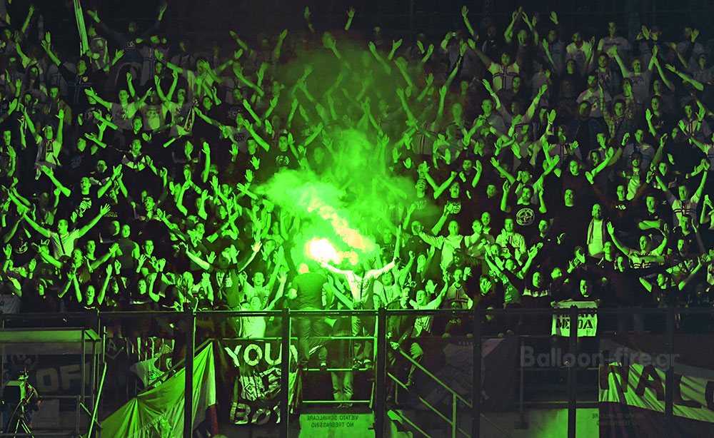 Καπνογόνα πράσινου χρώματος σε αγωνιστική ατμόσφαιρα