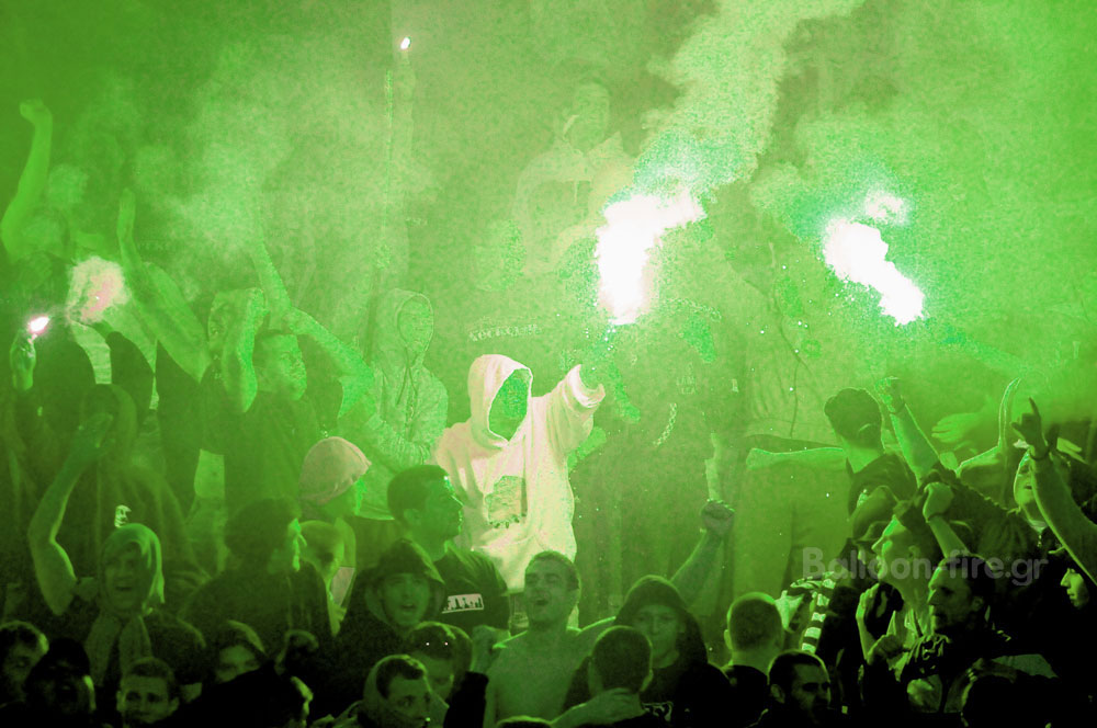 Καπνογόνα πράσινου χρώματος σε ποδοσφαιρικό αγώνα