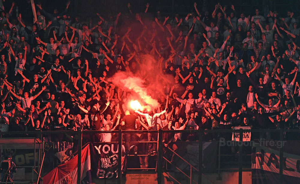 Κόκκινα βεγγαλικά και καπνογόνα στο γήπεδο