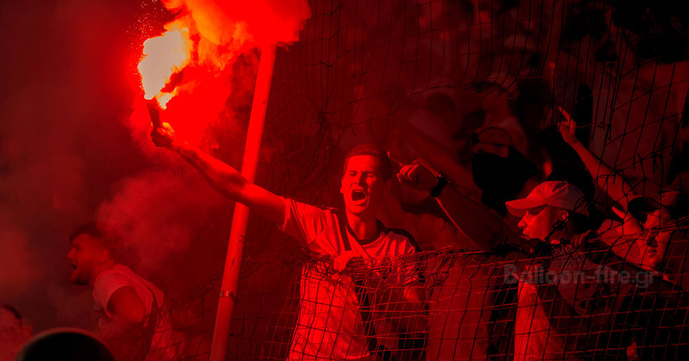 Κόκκινα καπνογόνα φιλάθλων σε εξωτερικό χώρο