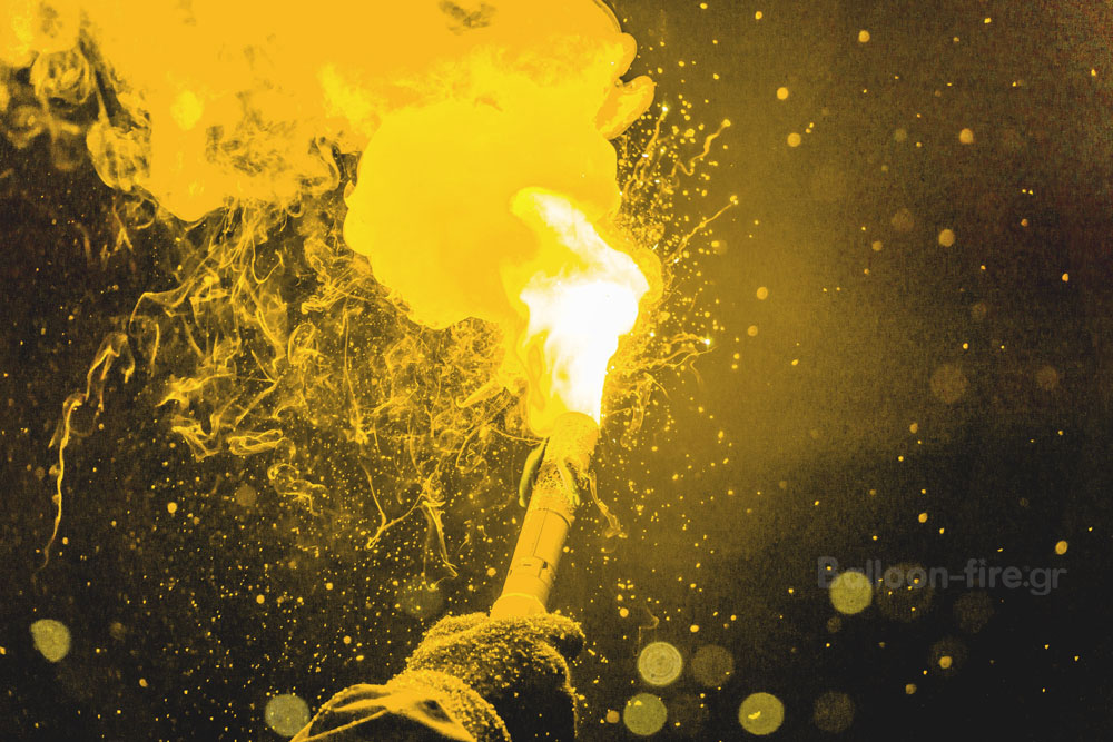 Κίτρινα βεγγαλικά σε αθλητικό πανηγυρισμό