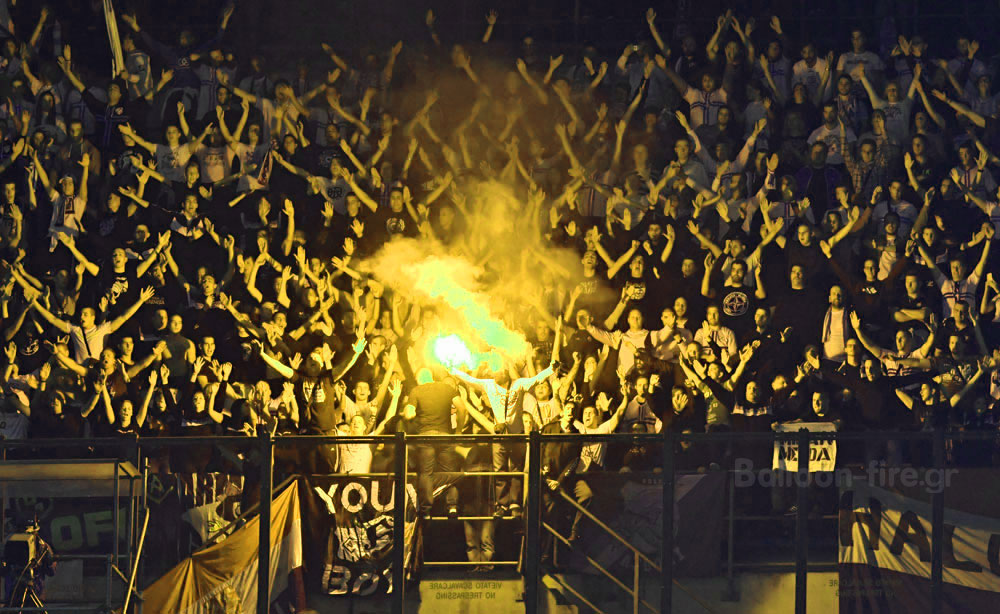 Κίτρινα καπνογόνα σε γεμάτο στάδιο κατά τον πανηγυρισμό
