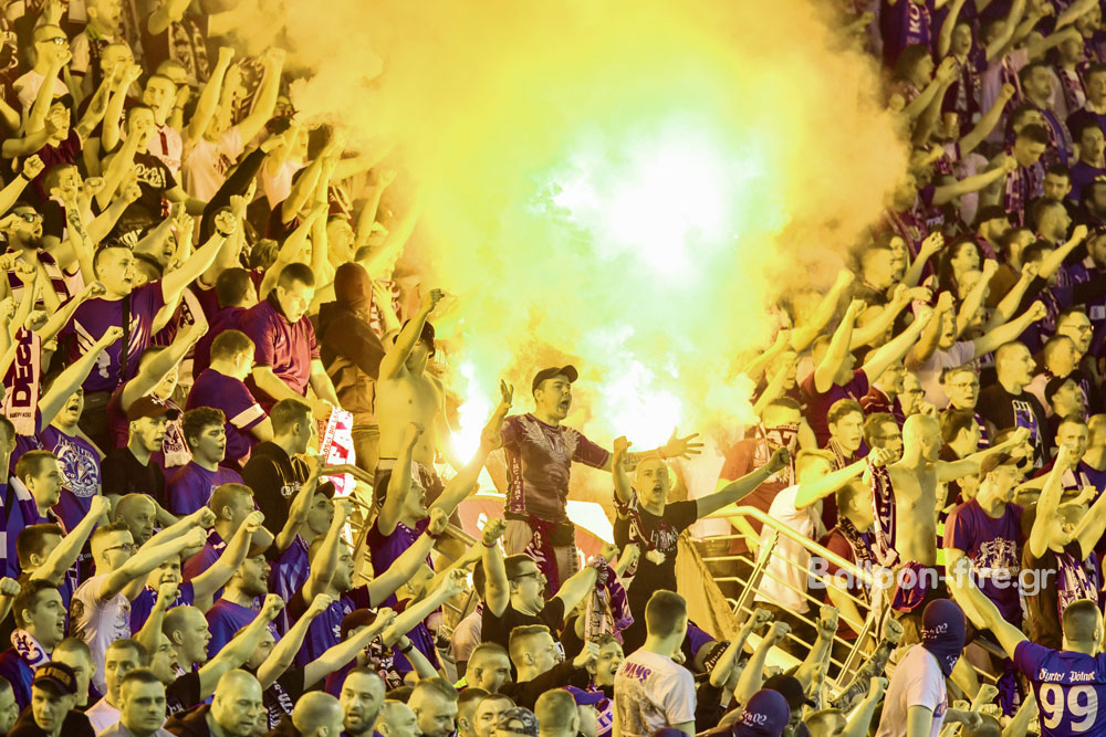 Κίτρινα βεγγαλικά σε πανηγυρισμό φιλάθλων