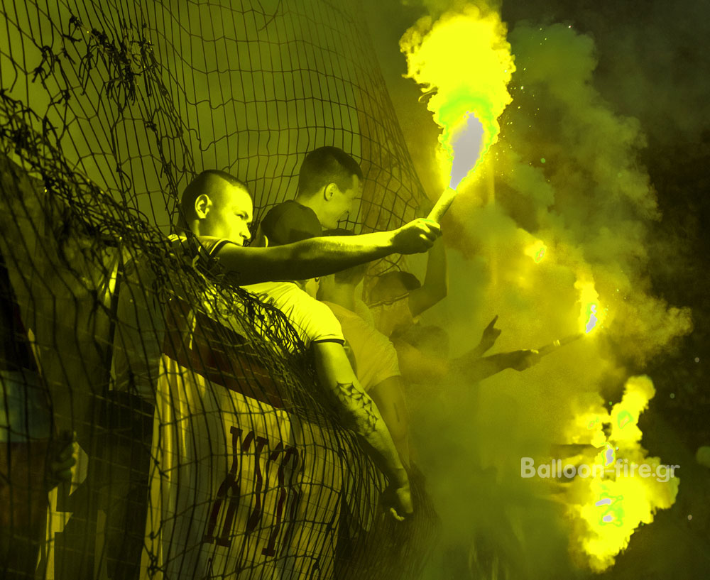 Κίτρινα καπνογόνα φιλάθλων σε μεγάλη συγκέντρωση