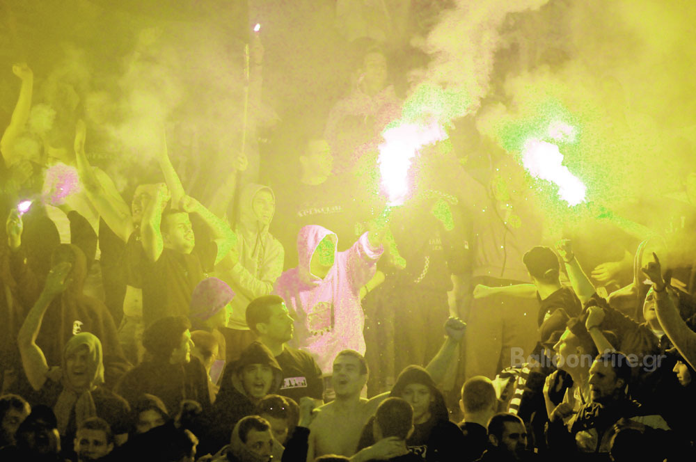 Κίτρινα καπνογόνα στο γήπεδο με φιλάθλους